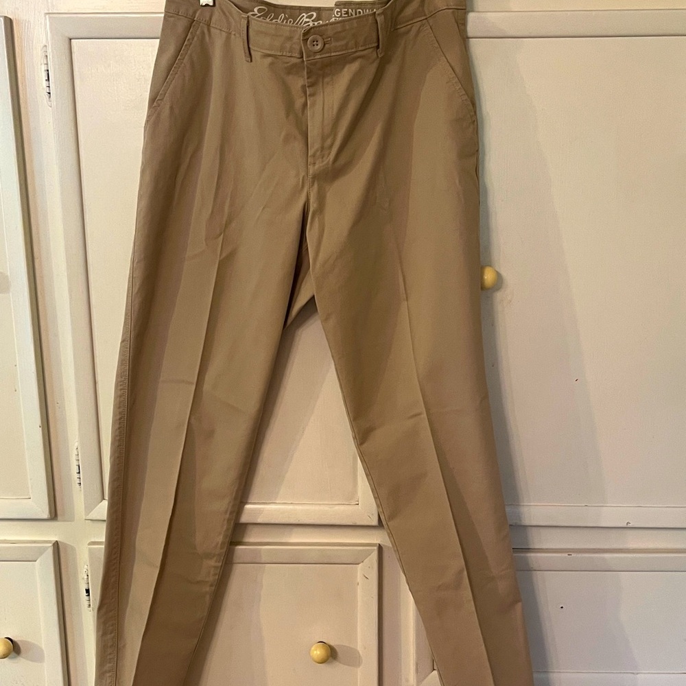 Classic women’s Eddie Bauer chinos. Boyfriend Slim